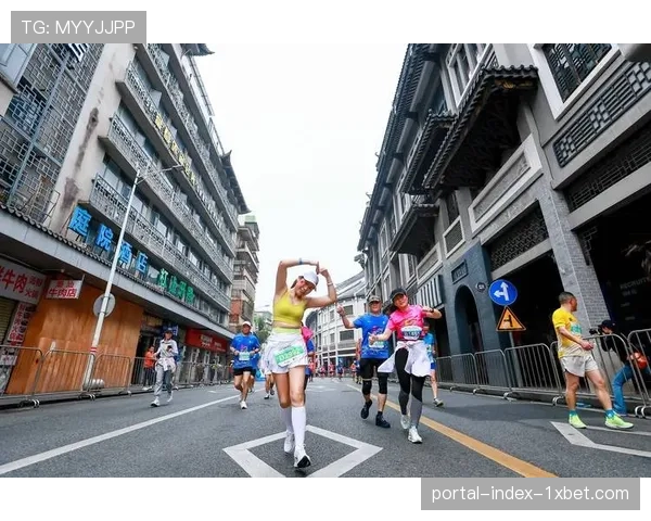 赛事主题公共交通工具装饰一新 营造全城参与的浓厚氛围